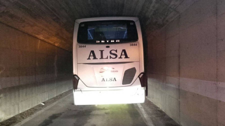 El autocar bloqueado en el túnel. Foto: Bombers de la Generalitat