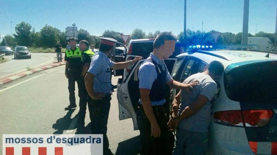Agents dels Mossos d'Esquadra en el moment de la detenció dels presumptes lladres