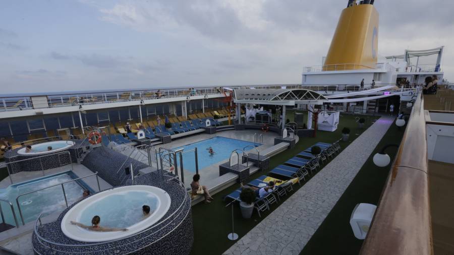 En la parte de arriba del barco, en la cubierta, hay dos piscinas, dos jacuzzis, dos barras de bar y hamacas para tomar el sol con vistas al mar. Foto: Lluís Milián