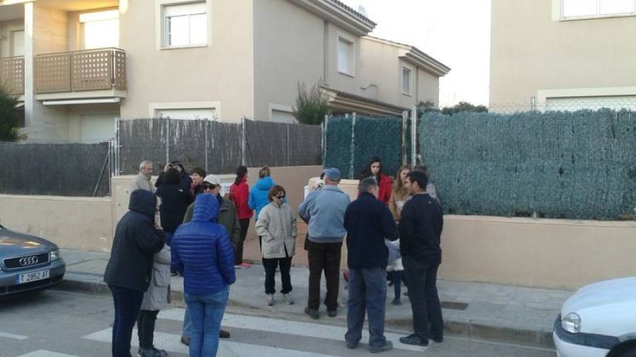 Un grupo de vecinos, protestando por la ocupación ilegal de una vivienda. Foto: cedida