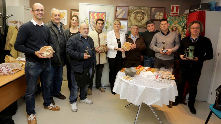 Els quatre restaurants premiats a la seu del Gremi després de rebre el guardó de mans del president Jordi Andreu i la regidora Elvira Ferrando