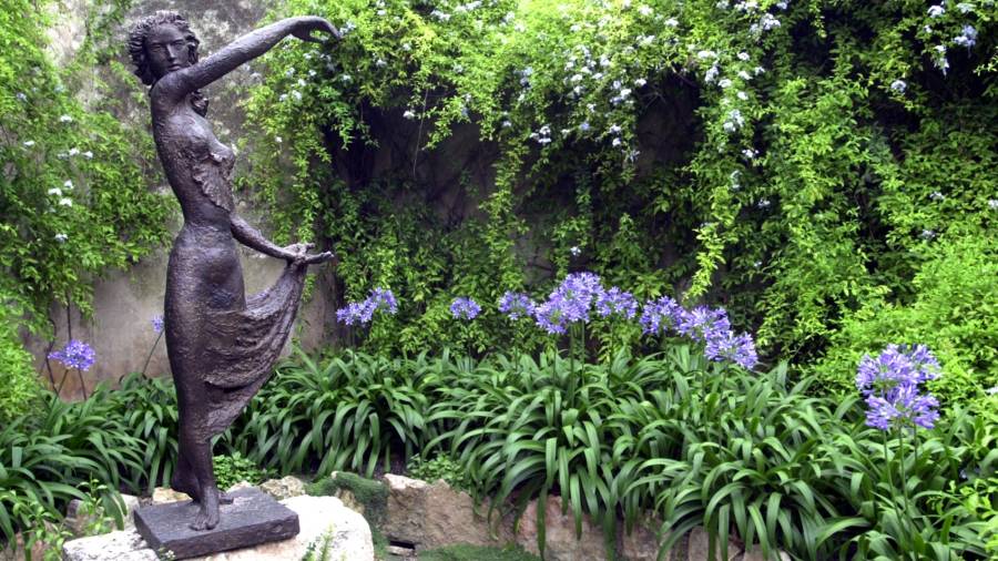 Una de las obras de Apel·les Fenosa que se muestran en el jardín de la casa del Portal del Pardo de El Vendrell. FOTO: DT