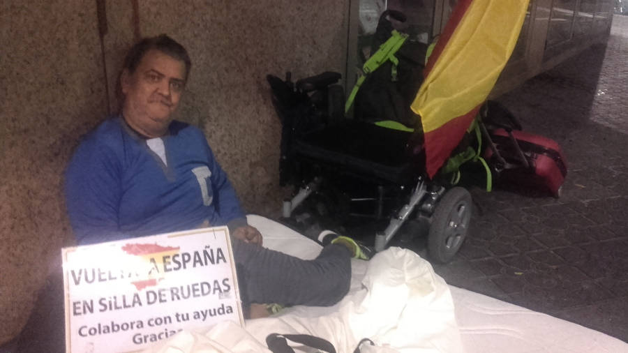 José Irala, que da la vuelta a España en silla de ruedas, durmiendo en la calle, en Tarragona, donde pasó un día y una noche. FOTO: DT