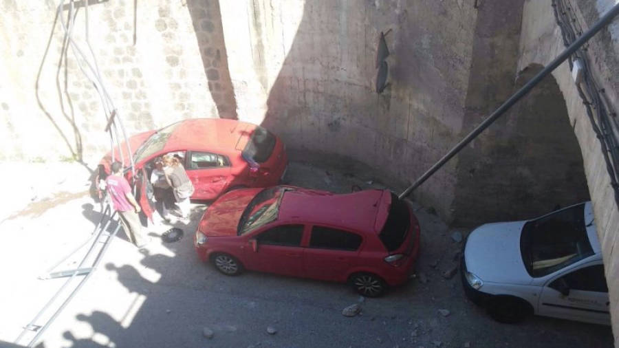 Imatge del cotxe que ha caigut. Foto: Twitter Bombers Voluntaris Tivissa