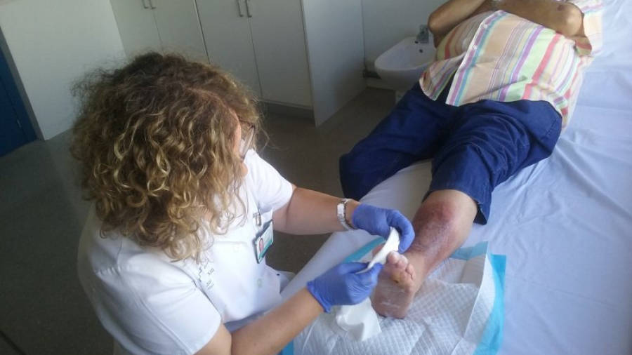 Pla obert d'una infermera atenent un pacient a la nova Unitat de Peu Diabètic de l'Hospital Joan XXIII de Tarragona. Imatge del 2 de novembre del 2016.