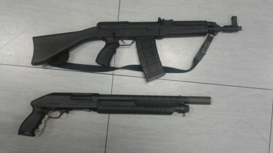 Subfusil de asalto (arma de guerra) y pistola hallados en Torreforta. Foto: DT