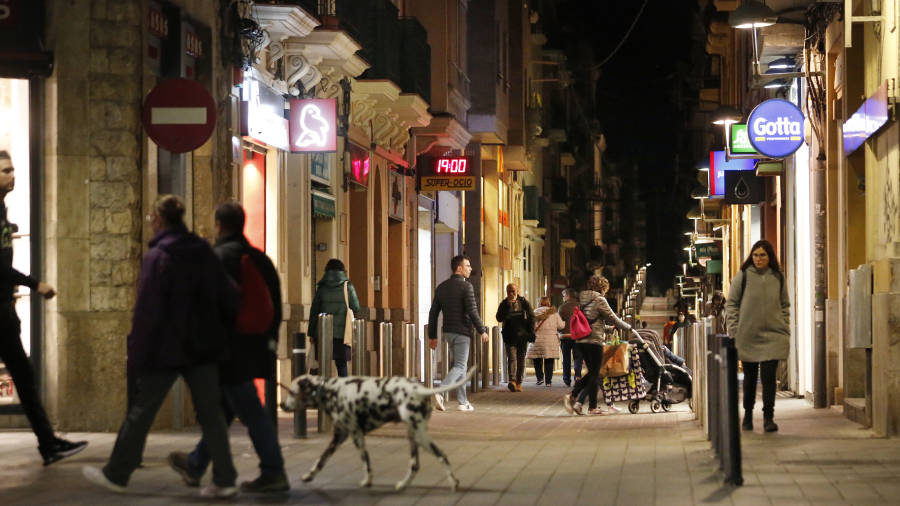 Los comercios de la Plaça Corsini esperan que la rebaja del parking genere más visitas. FOTO: PERE FERRÉ
