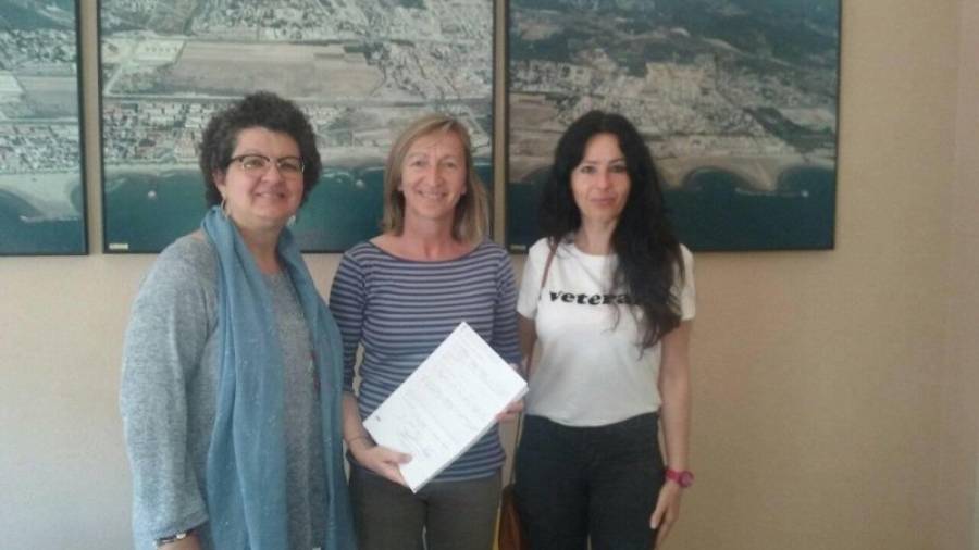 Dos de las impulsoras de la campaña entregan las firmas a la alcaldesa de Cunit.