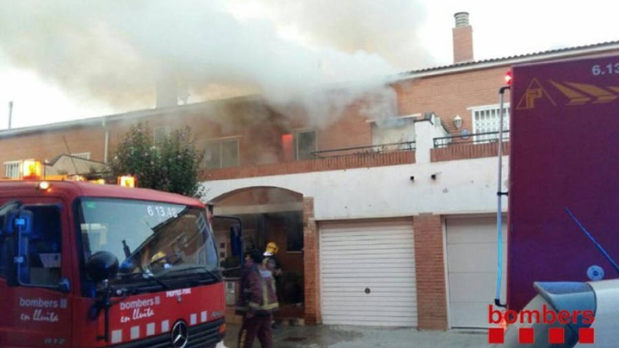 Incendio en una casa unifamiliar de Valls. Foto: @bomberscat