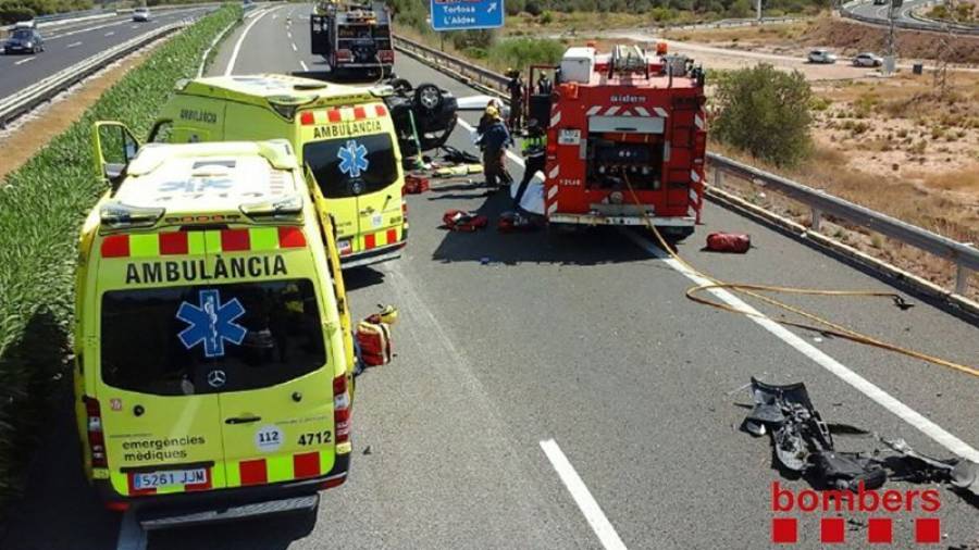Un accident a l'alçada de l'Aldea, el passat agost. Foto: Bombers de la Generalitat