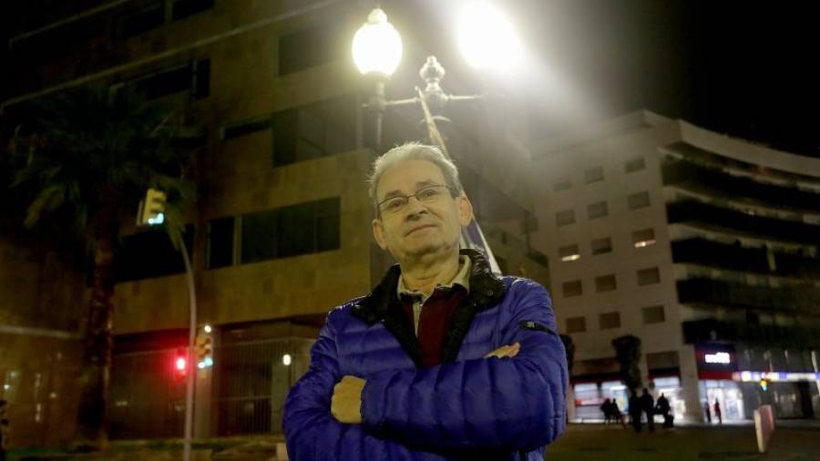 Rafael Cañete, durante su ronda nocturna, en la Avinguda President Lluís Companys. Foto: Lluís Milián