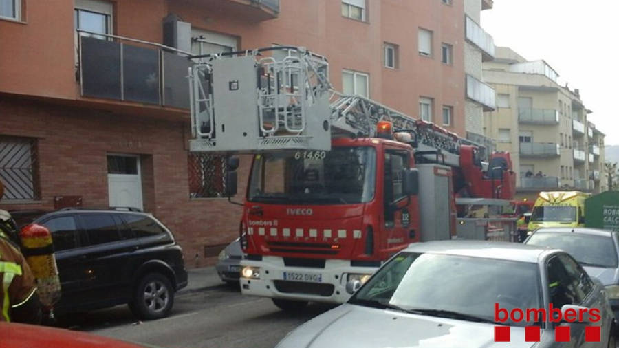 Los bomberos aconsejaron a los vecinos no salir de sus viviendas. FOTO: BOMBERS