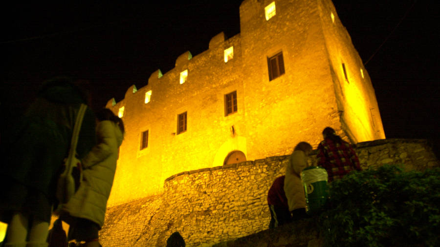 Aspecto exterior del castillo de Creixell. foto: pere ferréUno de los comedores y una de las habirtaciones con las que cuenta la fortificación. foto: sitges houses
