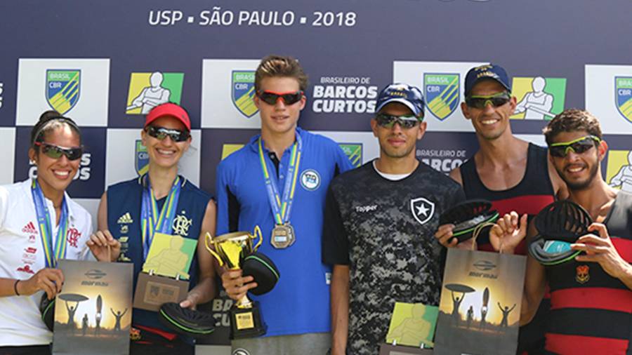 El remero tortosino Xavi Vela (primero por la derecha), con los compañeros del Flamengo. FOTO: cedida