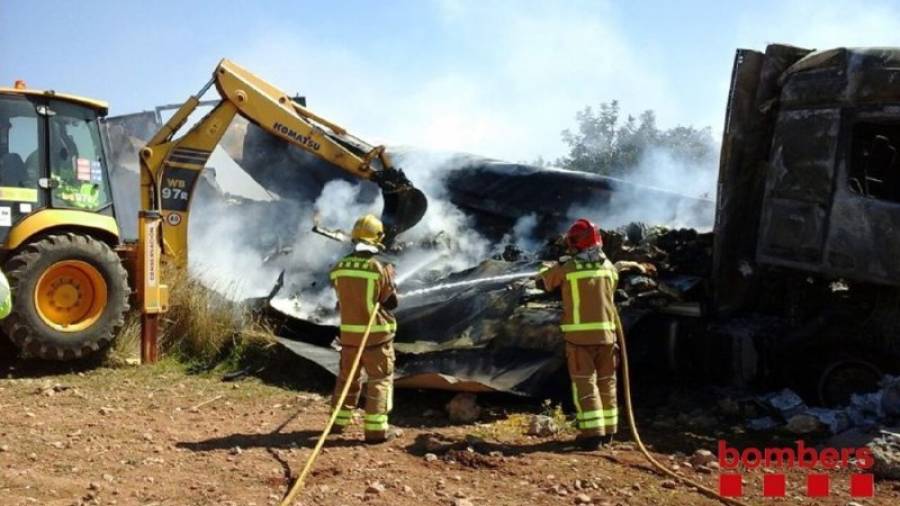Hasta cinco dotaciones de los parques de Tarragona y El Vendrell participaron ayer en las tareas de extinción del incendio. Foto: Bombers