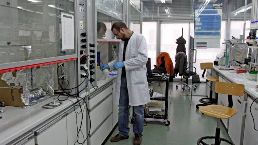 Un investigador del Institut Català d´Investigació Química en uno de los laboratorios del centro. Foto: Lluís Milián