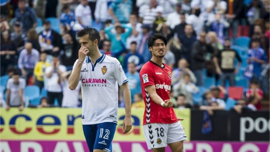 El japonés del Nàstic, Daisuke Suzuki, celebra el penalti fallado por el jugador del Real Zaragoza Lanzarote. Foto: Heraldo