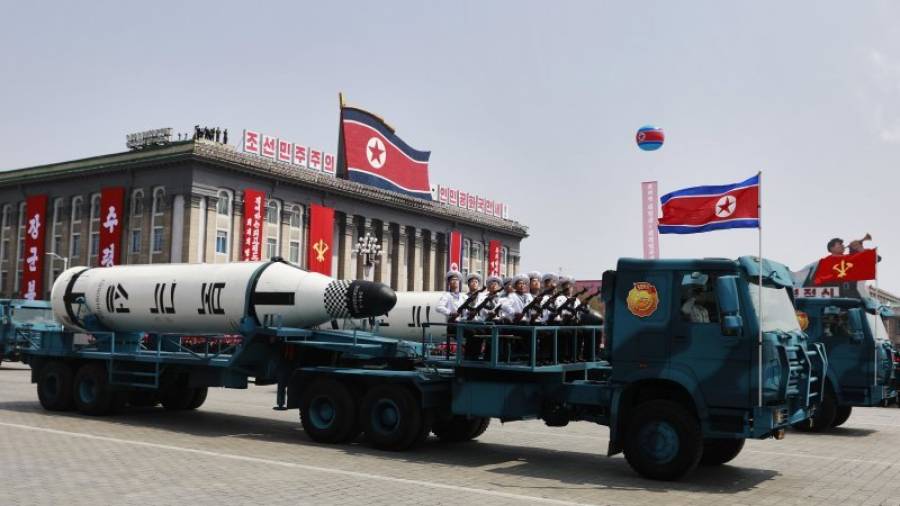 Un vehículo militar con dos misiles a bordo participa en un desfile por la festividad del Día del Sol en la plaza Kim Il Sung, en Pionyang. EFE