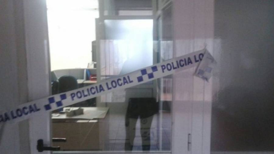 La Policía Local precintó la zona de las oficinas que fueron atacadas en la acción vandálica. Foto: AJUNTAMENT TORREDEMBARA