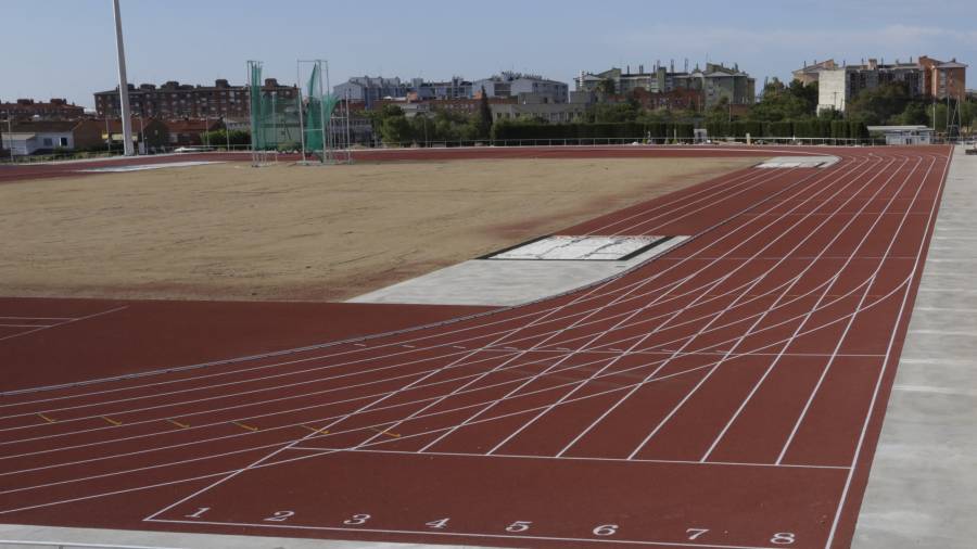 El estadio de atletismo ya se encuentra en la recta final. Foto: Llu&iacute;s Mili&aacute;n
