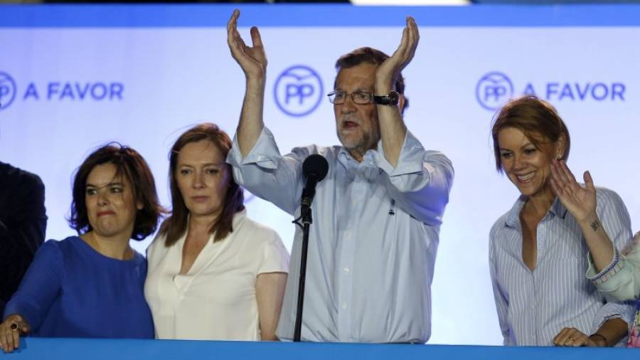 Mariano Rajoy, con Soraya (izq.), su esposa Elvira y María Dolores de Cospedal. Foto: Javier Lizón/EFE