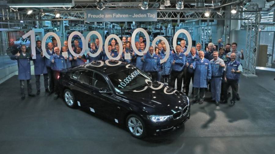 El vehículo diez millones es un BMW 320d de color Imperialblau.