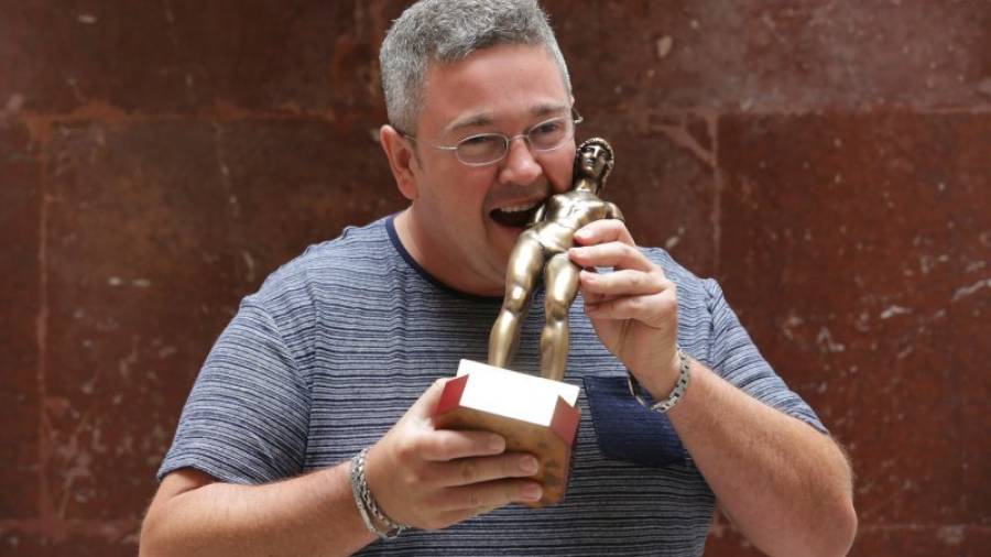 José Manuel Crespo, sonriente, mordiendo el Trofeu Venus Ciutat de Tarragona, ayer. Foto: Lluís Milián