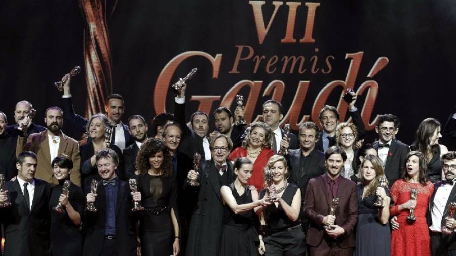 Algunos de los premiados en la gala de anoche en la típica foto de familia. Foto: Alberto Estévez/EFE