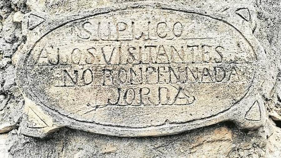 3.- Apenas sobrevive la inscripción en piedra en la que Jordá pedía a los visitantes que no rompieran nada de su museo de esculturas. FOTO: XAVI FERNÁNDEZ