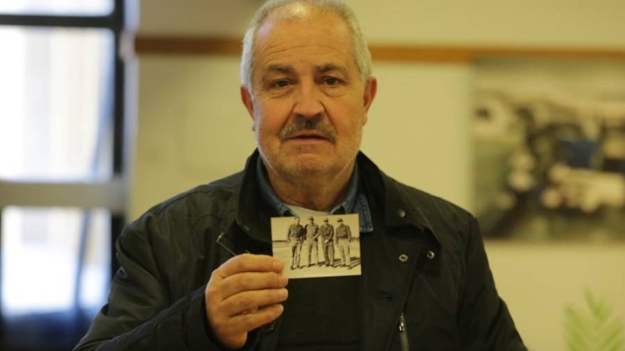 Gabriel Font, uno de los soldados que avistó el objeto la mañana del 13 de mayo de 1968, con la foto de su servicio militar en Reus. Foto: Lluís Milián