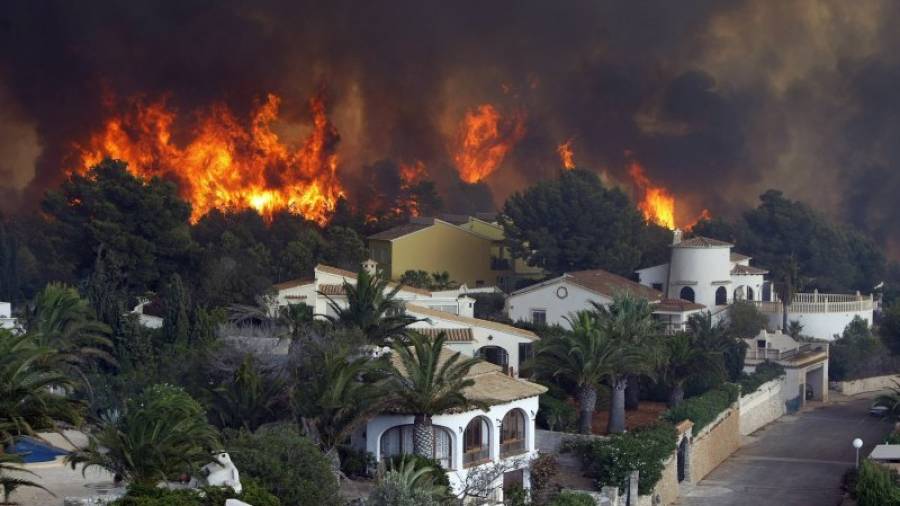 Vista general del frente del fuego en la urbanización Cumbres del Sol junto al paraje natural de La Granadella. Foto: Morell/EFE