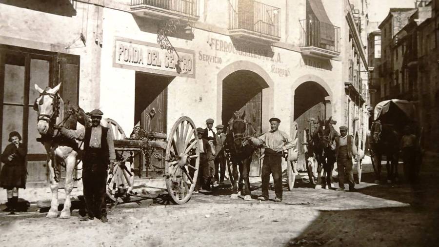 Paso de carros en El Vendrell en 1920. FOTO: Archivo de Josep Mañe Nin.