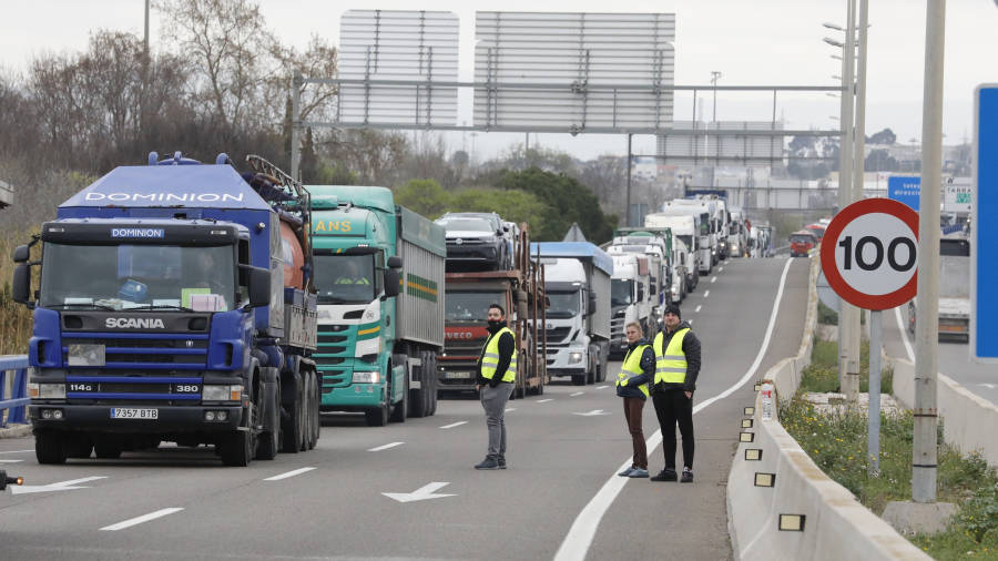 Los transportistas denuncian las malas condiciones de trabajo que vivien. Foto: Pere Ferré