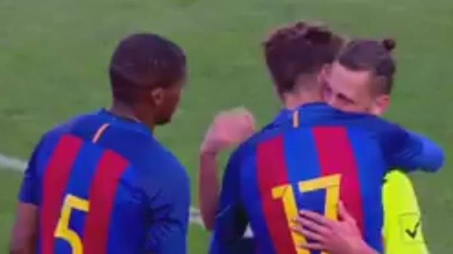 Imagen del final del partido, cuando los jugadores del Barça consolaban a algunos jugadores del Eldense