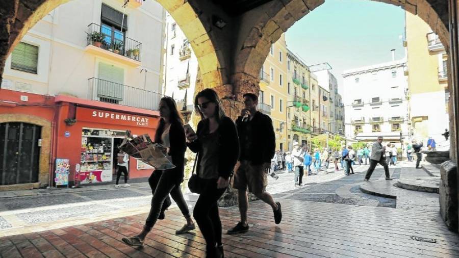El turismo se ha hecho especialmente evidente estos días en la Part Alta de Tarragona. Foto: Pere Ferré