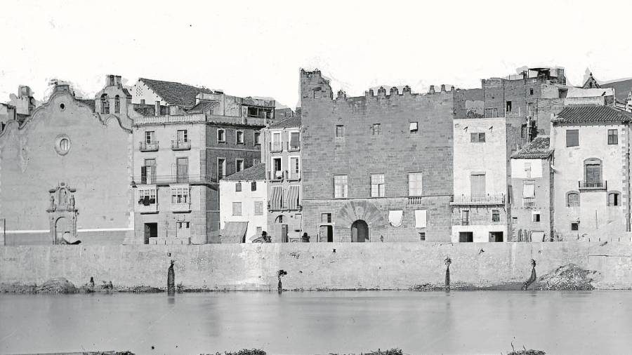 El Palau Oliver de Boteller a la façana fluvial. FOTO: Bonaventura Masdéu / Arxiu&nbsp;Comarcal del Baix Ebre