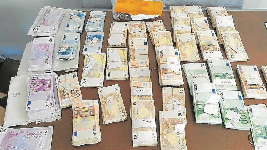 Primeras fotos de los alrededor de 5.000 billetes que la Unidad de Delincuencia Económica halló bajó la cama del apartamento de Ricardo García Becerril en Salou. FOTO: HERALDO DE ARAGÓN