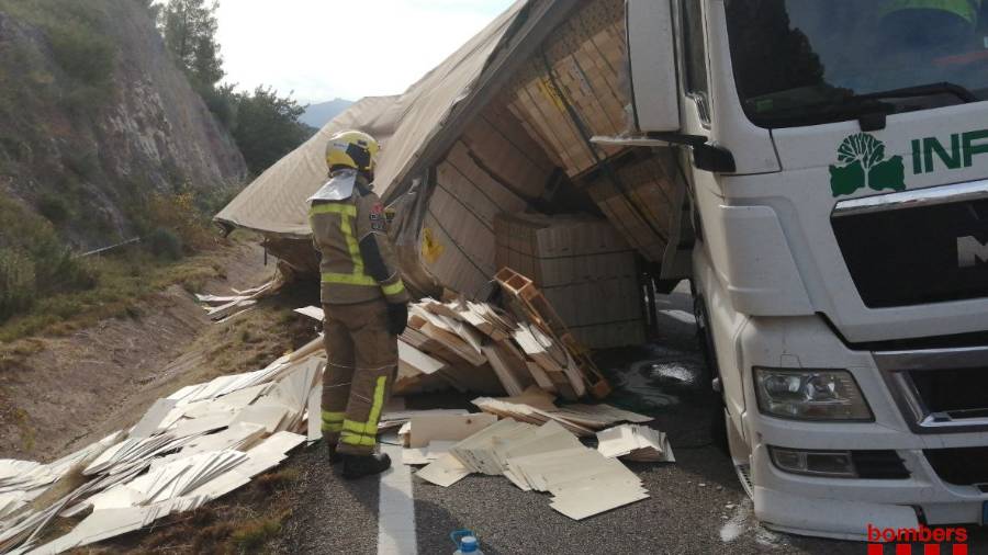 Bolca a Benifallet un camió carregat de fustes