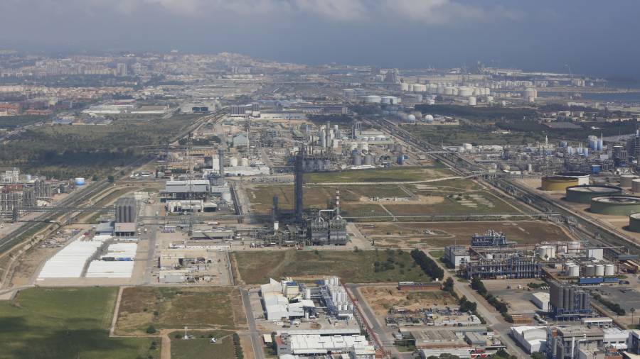 Imagen aérea del polígono químico sur, con la ciudad de Tarragona al fondo. FOTO: PERE FERRÉ