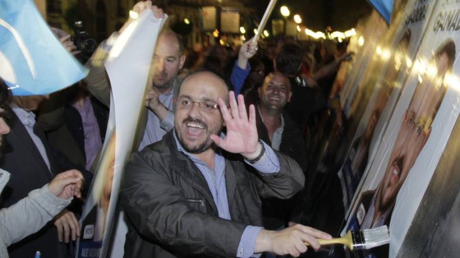 Alejandro Fernández durant l'enganxada de cartells. Foto: Pere Ferré