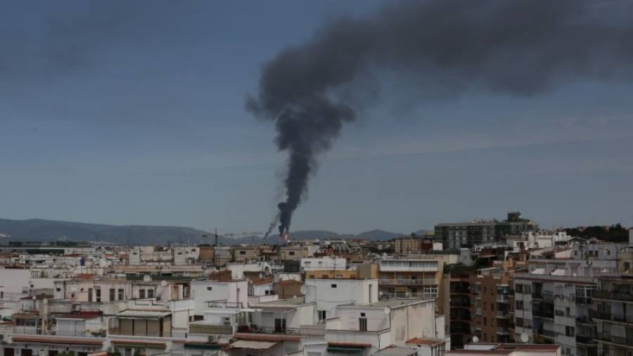 Tarragona amaneció el lunes cubierta por una inquietante nube de humo negro. Foto: Lluís Milián
