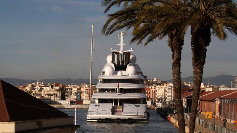 El Azzam permanece atracado en el Moll de Costa de la Marina Port Tarraco. Foto: Lluís Milián