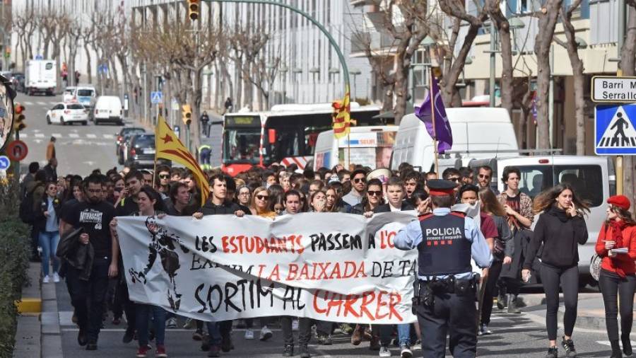 Cerca de un centenar de estudiantes participó en la manifestación de Tarragona. FOTO: ALFREDO GONZÁLEZ