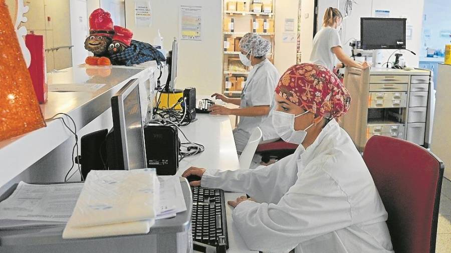 Imagen del control de enfermería de una de las dos plantas exclusivas para enfermos Covid que hay actualmente en el Hospital Sant Joan de Reus. FOTO: Alfredo González