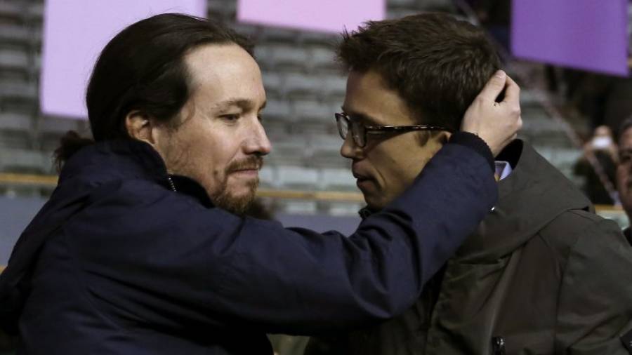 El secretario político de Podemos, Íñigo Errejón (d), y el secretario general, Pablo Iglesias (i), se abrazan durante la primera jornada de la Asamblea Ciudadana Estatal de Vistalegre II celebada ayer. FOTO: EFE