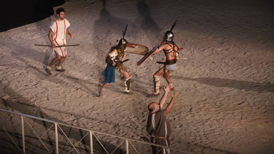 Las realistas luchas entre gladiadores son un momento cumbre del espect&aacute;culo. FOTO: pere ferr&eacute;