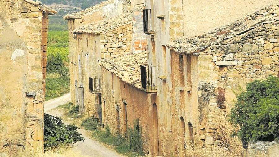 Pinyeres, a Batea (a la imatge), o el Poble Vell de Corbera d’Ebre són dos exemples emblemàtics de pobles abandonats a la Terra Alta.&nbsp; FOTO: Joan Revillas