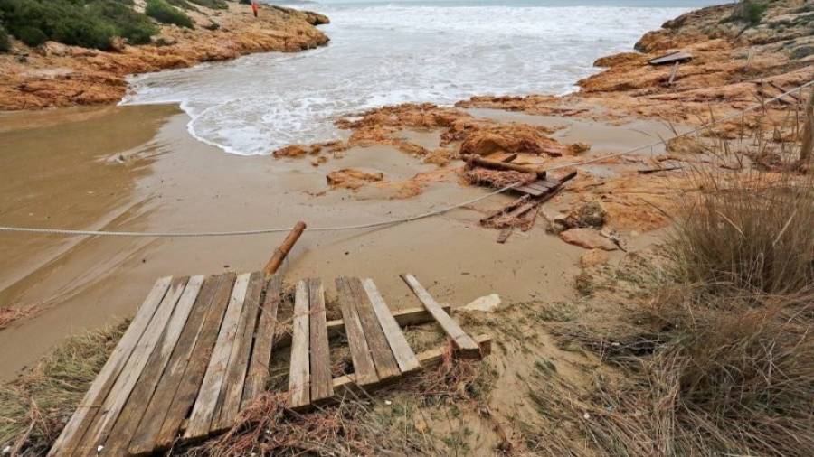 El temporal gairebé va fer desaparèixer la platja dels Capellans el passat mes de gener. Foto: Lluís Milian