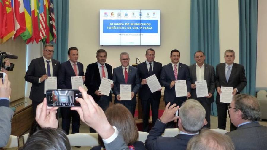 Los alcaldes que sellaron ayer la alianza en Madrid, con Pere Granados en el centro (4º por la izq.) Foto: Cedida