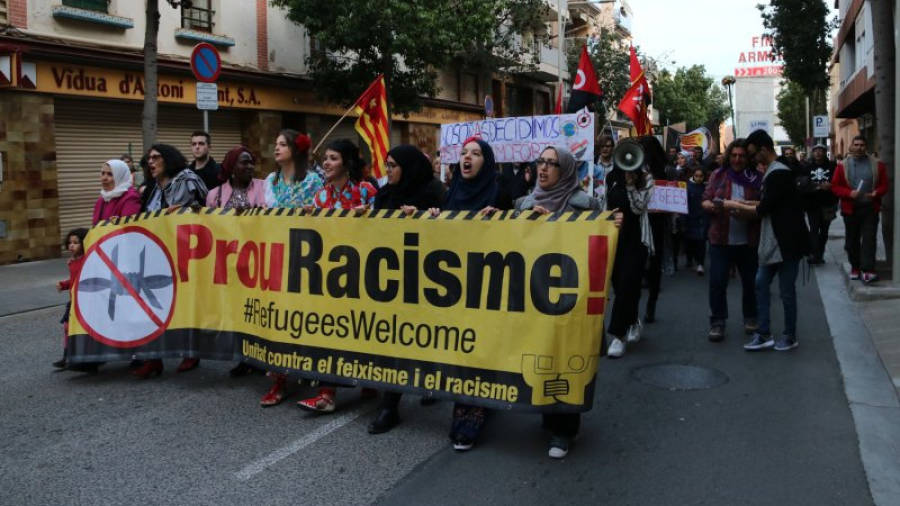 La obert de la capçalera de la manifestació contra el racisme al Vendrell. Imatge de 18 de març de 2017. Foto: ACN